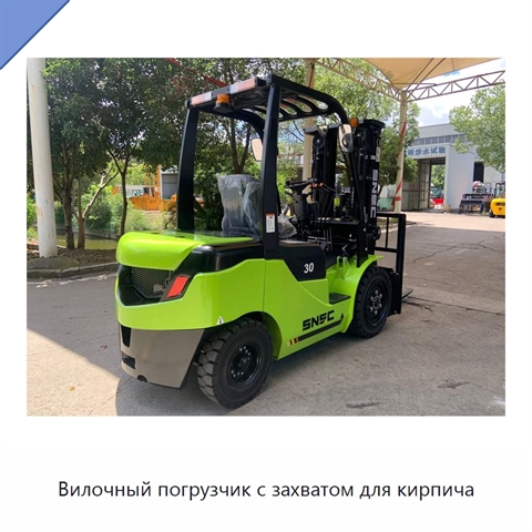 Вилочный погрузчик с захватом для кирпича